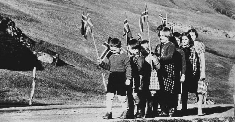 Tyske myndigheter forbød feiringen av 17. mai og å vise det norske flagget. Her et lite barnetog i en bygd i Nord-Norge, der ungene trosser forbudet. Det gikk mange slik tog under krigen. (Foto: Scanpix)
