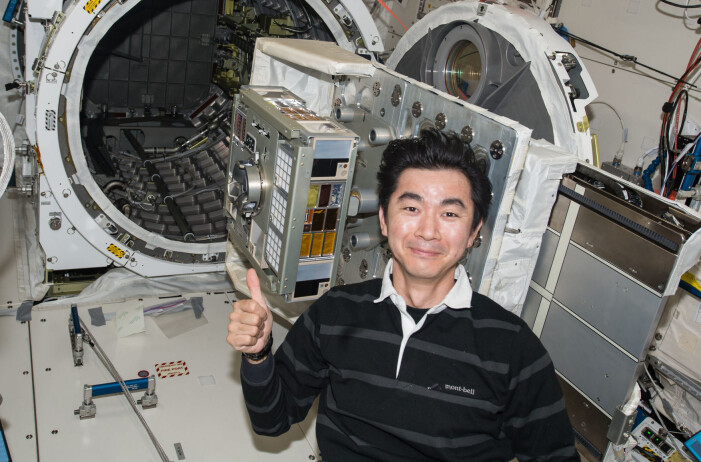 Den japanske astronauten Mr. Yugi gjør klar eksperimentmodulen ExHAM. Den japanske astronauten Mr. Yugi gjør klar eksperimentmodulen ExHAM.