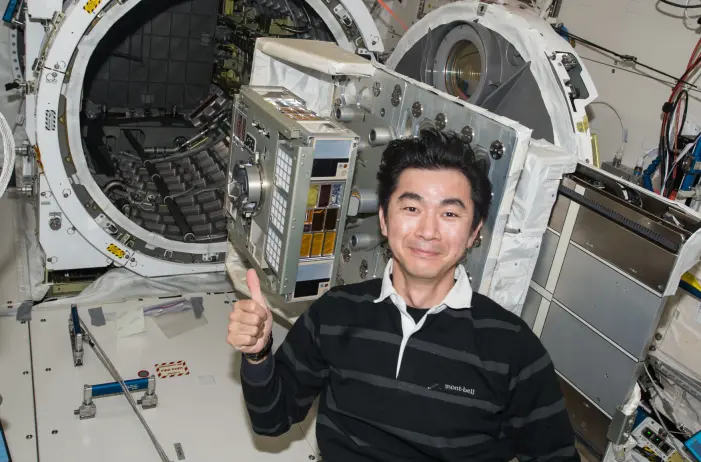 Den japanske astronauten Mr. Yugi gjør klar eksperimentmodulen ExHAM. Den japanske astronauten Mr. Yugi gjør klar eksperimentmodulen ExHAM.