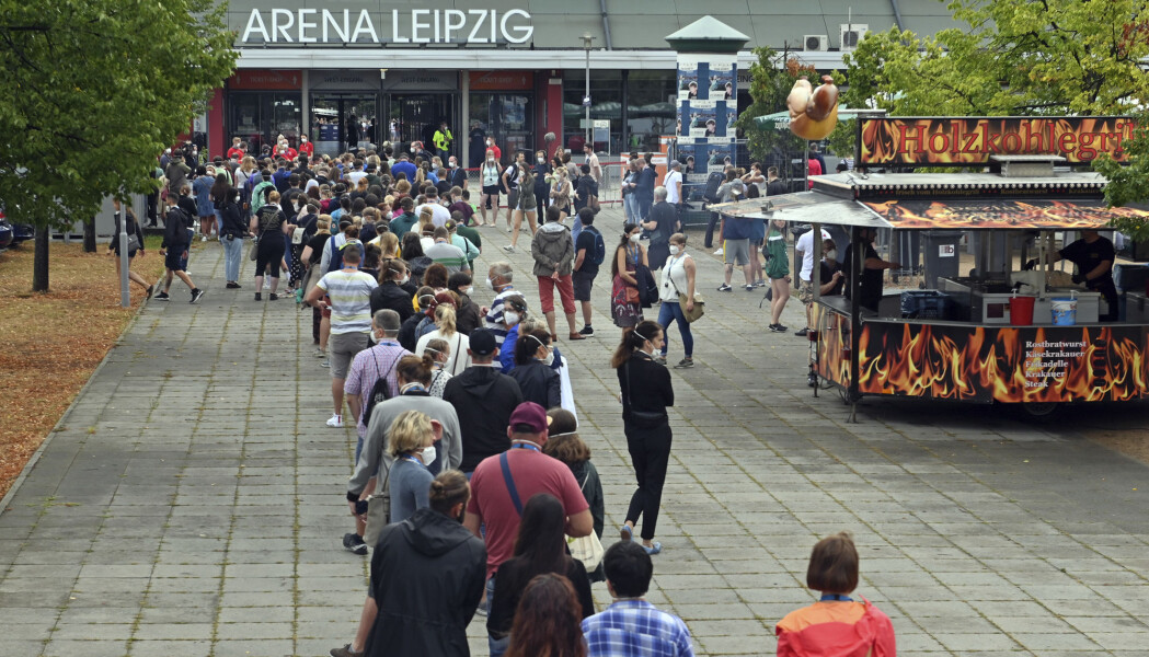 Konsertgjengere og forsøkskaniner står i kø utenfor en arena i Leipzig der de skal delta i et vitenskapelig forsøk som skal studere spredning av koronavirus i store forsamlinger innendørs. Konsertgjengere og forsøkskaniner står i kø utenfor en arena i Leipzig der de skal delta i et vitenskapelig forsøk som skal studere spredning av koronavirus i store forsamlinger innendørs.