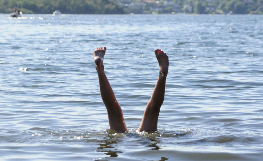 Er dette deg i sommer? Eller sitter du heller på land med et teppe rundt deg under påskudd av å passe på tingene til de som ikke synes vannet er alt for kaldt? (Foto: Colourbox) Er dette deg i sommer? Eller sitter du heller på land med et teppe rundt deg under påskudd av å passe på tingene til de som ikke synes vannet er alt for kaldt? (Foto: Colourbox)