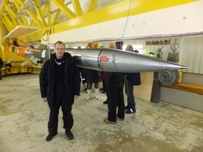 Forsker Jøran Moen. Her i Ny-Ålesund hvor denne rakketten, ICI-3, ble skutt til 350 km høyde i desember 2011. (Foto: Bjørn Lybekk)