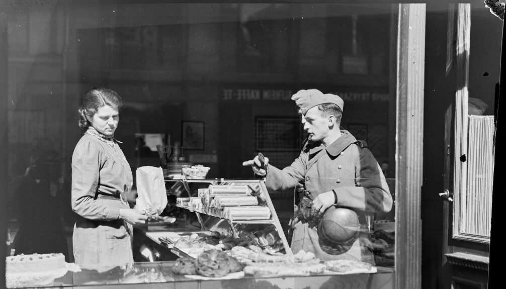 Tyske soldater i et bakeri i Oslo, april 1940. Tyske soldater i et bakeri i Oslo, april 1940.