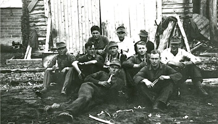 Norske arbeidere og tyske soldater under en pause. Nordland, 1940. Norske arbeidere og tyske soldater under en pause. Nordland, 1940.