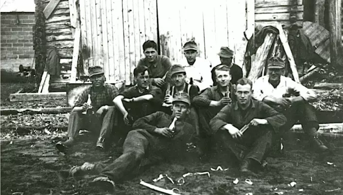 Norske arbeidere og tyske soldater under en pause. Nordland, 1940.