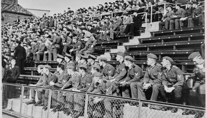 Tyske soldater og sivile nordmenn sammen på Bislett Stadion i 1943. Tyske soldater og sivile nordmenn sammen på Bislett Stadion i 1943.