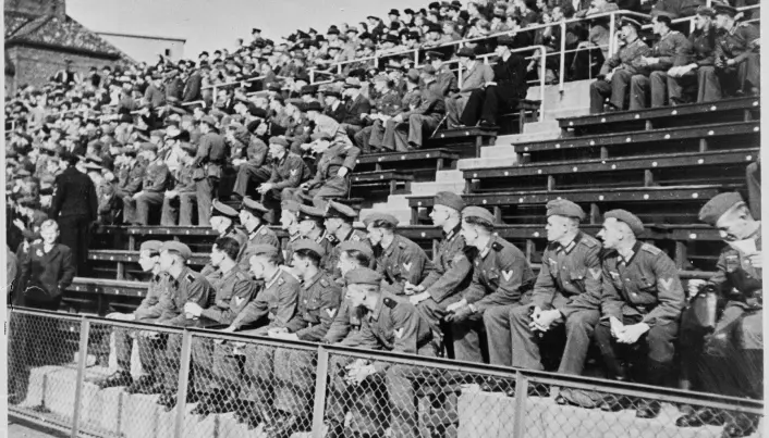 Tyske soldater og sivile nordmenn sammen på Bislett Stadion i 1943.