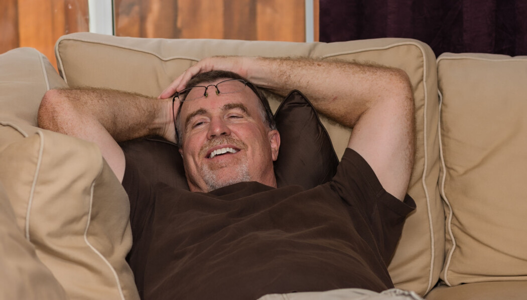Middelaldrende menn som sover lenge om morgenen, sitter mer i løpet av dagen enn menn som står opp tidlig, ifølge ny finsk forskning. Middelaldrende menn som sover lenge om morgenen, sitter mer i løpet av dagen enn menn som står opp tidlig, ifølge ny finsk forskning.