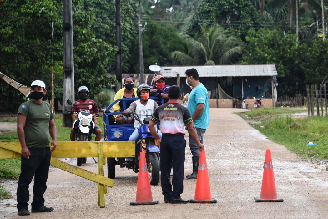 Urfolk i Amazonas i Brasil setter opp veisperringer for å hindre utenforstående tilgang til bostedet sitt. De er redde for å bli smittet med koronaviruset. Urfolk i Amazonas i Brasil setter opp veisperringer for å hindre utenforstående tilgang til bostedet sitt. De er redde for å bli smittet med koronaviruset.