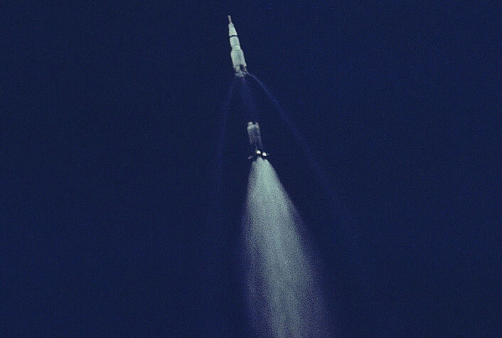 Det utbrente førstetrinnet S-IC på Saturn V-raketten kobles fra før det faller ned i havet under oppskytningen av Apollo 11 den 16. juli 1969. (Foto: NASA) Det utbrente førstetrinnet S-IC på Saturn V-raketten kobles fra før det faller ned i havet under oppskytningen av Apollo 11 den 16. juli 1969. (Foto: NASA)