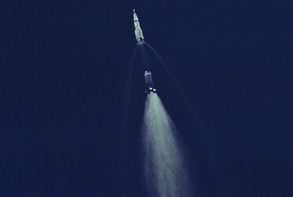 Det utbrente førstetrinnet S-IC på Saturn V-raketten kobles fra før det faller ned i havet under oppskytningen av Apollo 11 den 16. juli 1969. (Foto: NASA)