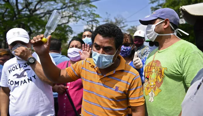 I mai demonstrerte folk i El Salvadors hovedstad San Salvador mot stengingen av kontorer som deler ut statlig støtte. Koronakrisen har forverret økonomien og skapt uro.