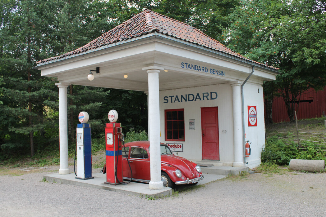 Det er nå 100 år siden estetiske perler som denne begynte å dukke opp langs veiene i Norge. Stasjonen i Holmestrand var i drift fra 1928 til 1968. I dag finnes en kopi av den på Folkemuseet i Oslo. Det er nå 100 år siden estetiske perler som denne begynte å dukke opp langs veiene i Norge. Stasjonen i Holmestrand var i drift fra 1928 til 1968. I dag finnes en kopi av den på Folkemuseet i Oslo.