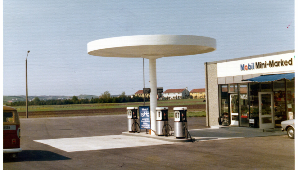 Mobil på Sola i Rogaland. Slik kunne en bensinstasjon se ut på 1970- og 1980-tallet. Fortsatt er designet ute stramt og gjennomført, inne er bensinstasjonen blitt mer kiosk med mange varer.