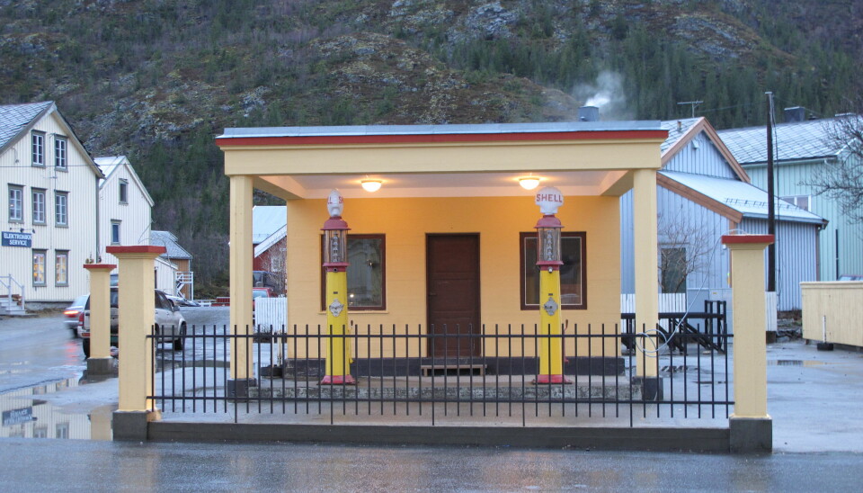 Denne Shell-stasjonen i Mosjøen er den eldste originale bensinstasjonen i Nordland. Den er fredet av Riksantikvaren. Stasjonen er fra 1930-tallet og da hadde nyklassisismen med greske søyler blitt erstattet av den mer moderne funksjonalismen. Shell i Mosjøen er bygget i typisk enkel funkis-stil.