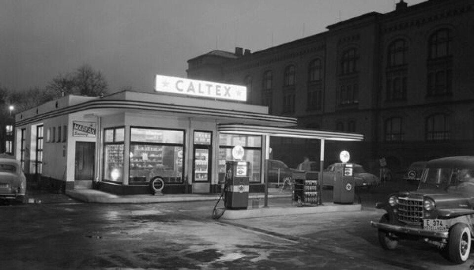 På Tullinløkka i Oslo sentrum la denne Caltex-stasjonen, fotografert i 1957. Her er det liten tvil om påvirkningen fra USA.