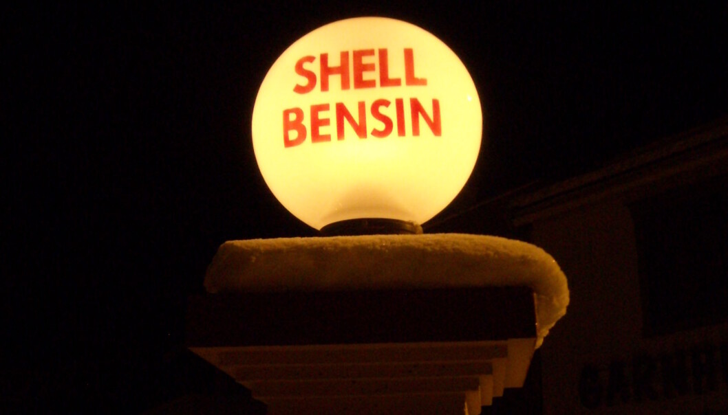 Lampe på den gamle Shell-stasjonen i Mosjøen, i dag fredet og passet på av Vefsn museum. Lampe på den gamle Shell-stasjonen i Mosjøen, i dag fredet og passet på av Vefsn museum.