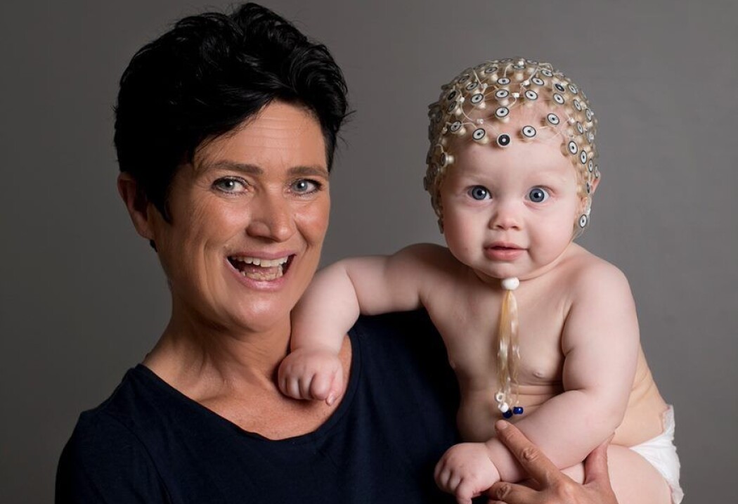 – Når vi gjør hjernemålinger med EEG, ser vi at babyen foretar bevisste bevegelser. Det er ikke reflekser, sier professor Audrey van der Meer ved NTNU, her med babyen Maja. – Når vi gjør hjernemålinger med EEG, ser vi at babyen foretar bevisste bevegelser. Det er ikke reflekser, sier professor Audrey van der Meer ved NTNU, her med babyen Maja.