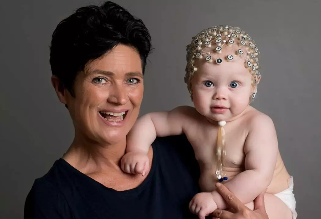 – Når vi gjør hjernemålinger med EEG, ser vi at babyen foretar bevisste bevegelser. Det er ikke reflekser, sier professor Audrey van der Meer ved NTNU, her med babyen Maja.