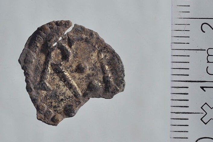 På baksiden av mynten har det stått Rx.F (Rex Francorum - frankernes konge). (Foto: Ellen Wijgård Randerz) På baksiden av mynten har det stått Rx.F (Rex Francorum - frankernes konge). (Foto: Ellen Wijgård Randerz)