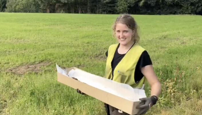 Astrid Kviseth carefully carries the sword away from the site. Now it will be investigated further. Astrid Kviseth carefully carries the sword away from the site. Now it will be investigated further.