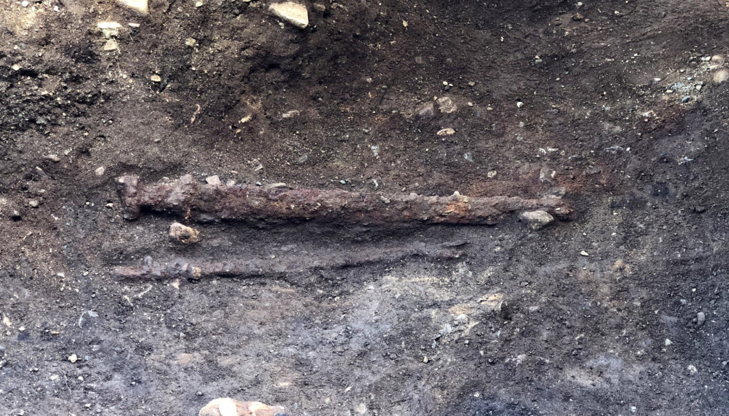 Swords are usually placed on the right side of the body in weapon graves like this. In this grave, it was laid on the warrior’s left side. One explanation may be that the warrior was left-handed. Swords are usually placed on the right side of the body in weapon graves like this. In this grave, it was laid on the warrior’s left side. One explanation may be that the warrior was left-handed.