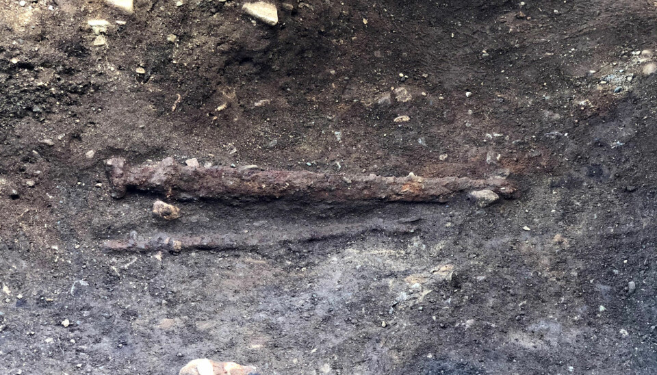Swords are usually placed on the right side of the body in weapon graves like this. In this grave, it was laid on the warrior’s left side. One explanation may be that the warrior was left-handed.