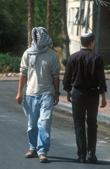 "Forskerne mener at arabernes posisjon i det israelske samfunnet er med på å gjøre at de snakker hebraisk med en tykkere aksent. (Illustrasjonsfoto: iStockphoto)" "Forskerne mener at arabernes posisjon i det israelske samfunnet er med på å gjøre at de snakker hebraisk med en tykkere aksent. (Illustrasjonsfoto: iStockphoto)"