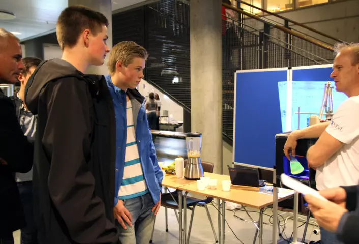 Kjemiprofessor Øyvind Mikkelsen forklarer bananens kjemiske egenskaper til Arvid Espen og Torbjørn Røising. (Foto: Kristina Jones, NTNU