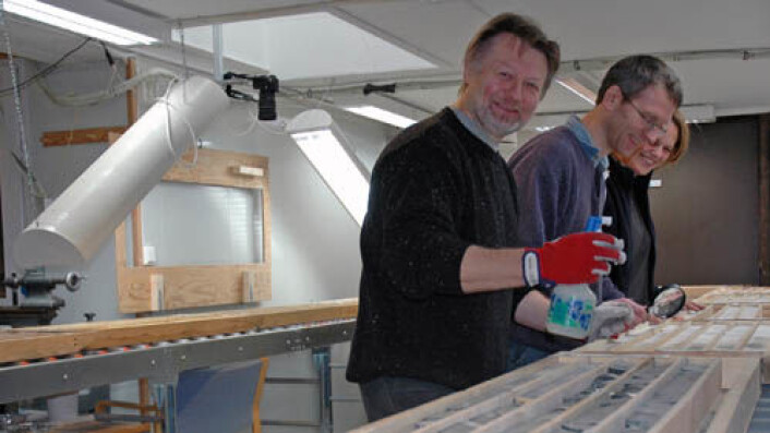 Borekjernene er gransket ved NGUs laboratorium, her av Victor Melezhik, Aivo Lepland og Melanie Mesli. (Foto: Gudmund Løvø) Borekjernene er gransket ved NGUs laboratorium, her av Victor Melezhik, Aivo Lepland og Melanie Mesli. (Foto: Gudmund Løvø)