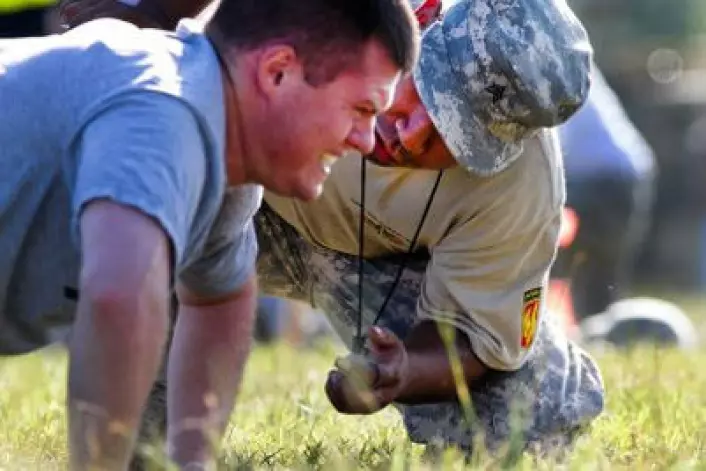 Amerikanske soldater har i årevis gjort armbøyninger for å komme i form. Nå skal de også ta «mentale armbøyninger». Et sterkt sinn er nemlig militærets nye styrke. (Foto: Colourbox)