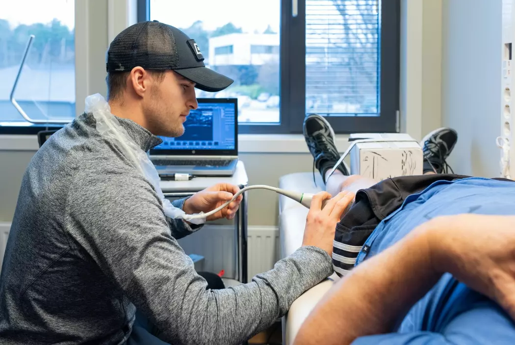 Mastergradsstudent Joachim S. Fjeller måler muskeltykkelse og muskelkvalitet med ultralyd i lårmuskulaturen til en av forskningsdeltakerne.