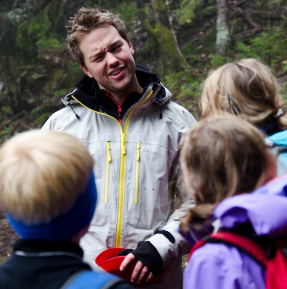 PE student teacher Hallgeir Martinsen from the NIH on a forest walk with a class from Lommedalen school.
