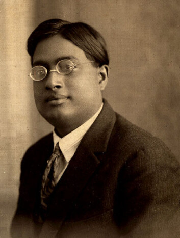 Satyendra Nath Bose, som levde på samme tid som Albert Einstein, har fått halve Higgs-bosonet oppkalt etter seg. (Foto: Wikimedia Commons) Satyendra Nath Bose, som levde på samme tid som Albert Einstein, har fått halve Higgs-bosonet oppkalt etter seg. (Foto: Wikimedia Commons)