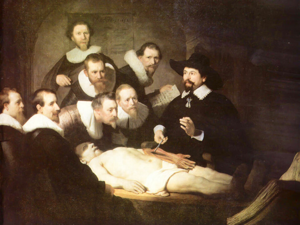 På 1600-tallet fikk Amsterdams kirurglaug lov å dissekere ett lik i året, og det måtte være liket til en henrettet kriminell. Her illustrert med Rembrandts Doktor Tulps anatomiforelesning. (Foto: (Illustrasjon: Wikimedia Commons))