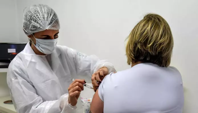 En brasiliansk kvinne får Oxford-vaksinen i fase tre av uttestingen.