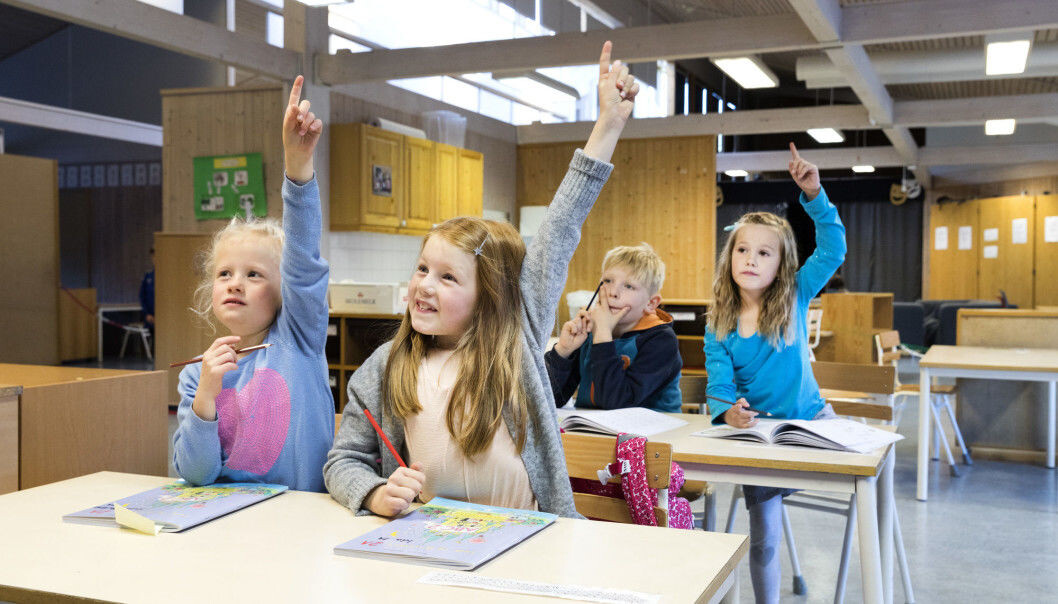 Jenter gjør det bedre enn gutter i nesten alle fag i skolen. Er det fordi de er smartere? Jenter gjør det bedre enn gutter i nesten alle fag i skolen. Er det fordi de er smartere?