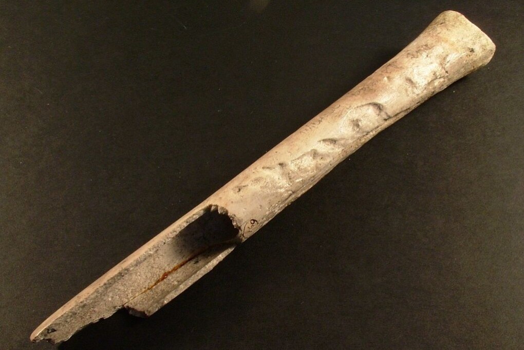 Dette lårbeinet ble funnet i en grav i dagens England, og ble sannsynligvis brukt som munnstykke i et instrument. Dette lårbeinet ble funnet i en grav i dagens England, og ble sannsynligvis brukt som munnstykke i et instrument.