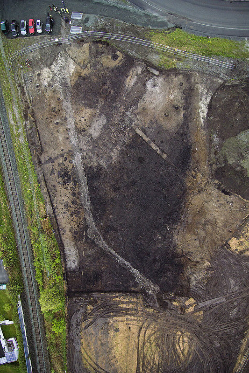 De svarte områdene i utgravningsfeltet er kulturlag fra tunet på gården Vik ved Trondheim. (Trykk på forstørrelsesglasset for større bilde) (Foto: NTNU)