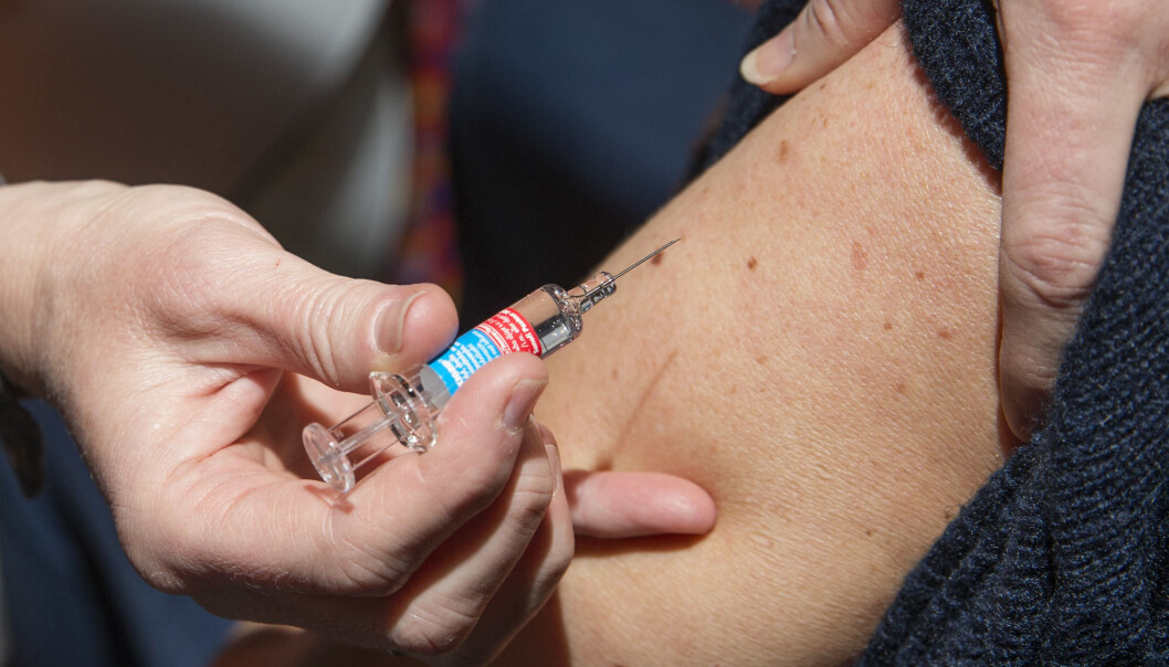 Til vinteren kan vi få dobbeltinfeksjoner med både influensa og Covid-19. Helsemyndighetene vil derfor at mange vaksinerer seg mot influensa. Influensavaksinene kommer ofte ferdig opptrukket på sprøyter som her. Til vinteren kan vi få dobbeltinfeksjoner med både influensa og Covid-19. Helsemyndighetene vil derfor at mange vaksinerer seg mot influensa. Influensavaksinene kommer ofte ferdig opptrukket på sprøyter som her.