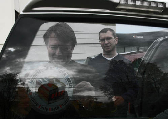 Forskerne Victor Melezhik og Aivo Lepland klargjør bilen før det fem måneder lange feltoppholdet i nordvest-Russland i 2007. (Foto: Gudmund Løvø) Forskerne Victor Melezhik og Aivo Lepland klargjør bilen før det fem måneder lange feltoppholdet i nordvest-Russland i 2007. (Foto: Gudmund Løvø)