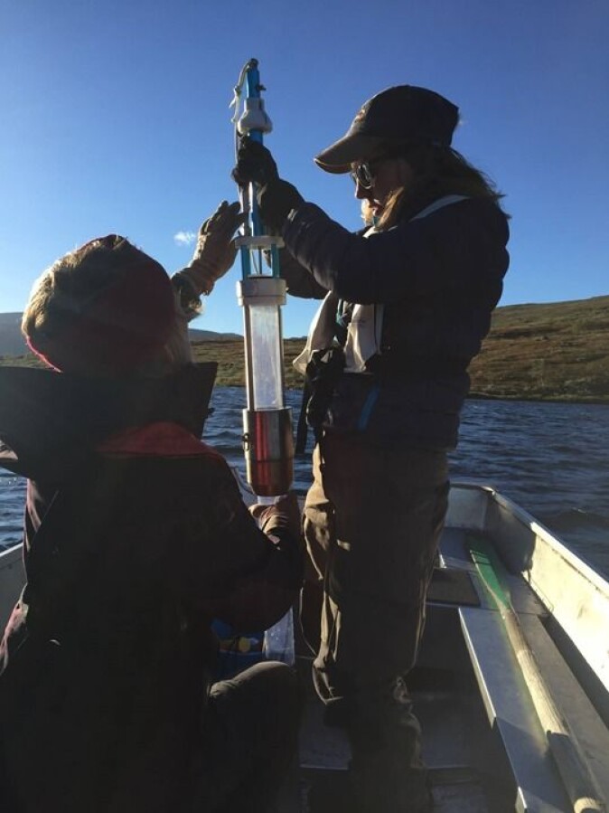 Sedimentprøvetaking fra en innsjø til en masteroppgave ved NMBU. Sedimentkjerner kan gi viktig informasjon om innsjøens respons på endringer i klima. Sedimentprøvetaking fra en innsjø til en masteroppgave ved NMBU. Sedimentkjerner kan gi viktig informasjon om innsjøens respons på endringer i klima.