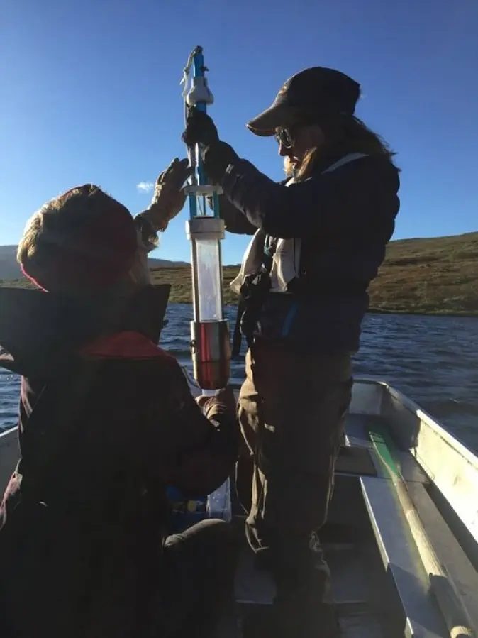 Sedimentprøvetaking fra en innsjø til en masteroppgave ved NMBU. Sedimentkjerner kan gi viktig informasjon om innsjøens respons på endringer i klima. Sedimentprøvetaking fra en innsjø til en masteroppgave ved NMBU. Sedimentkjerner kan gi viktig informasjon om innsjøens respons på endringer i klima.
