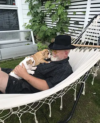 Arne Øygarden er leder av Norsk Bulldog Klubb. Det er den engelske bulldogen som står han nærmest. Arne Øygarden er leder av Norsk Bulldog Klubb. Det er den engelske bulldogen som står han nærmest.
