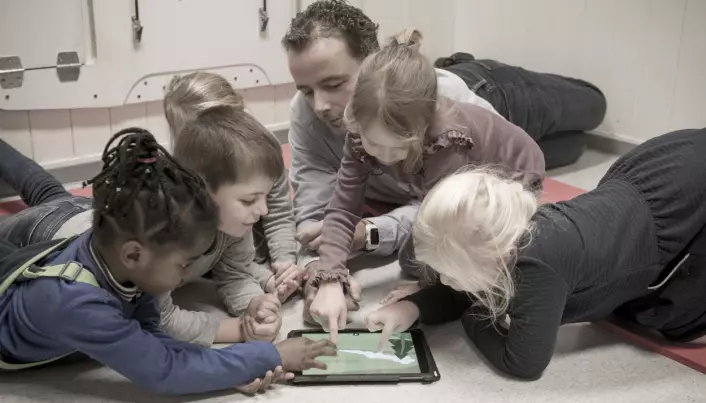 Children and kindergarten teachers use digital picture books differently