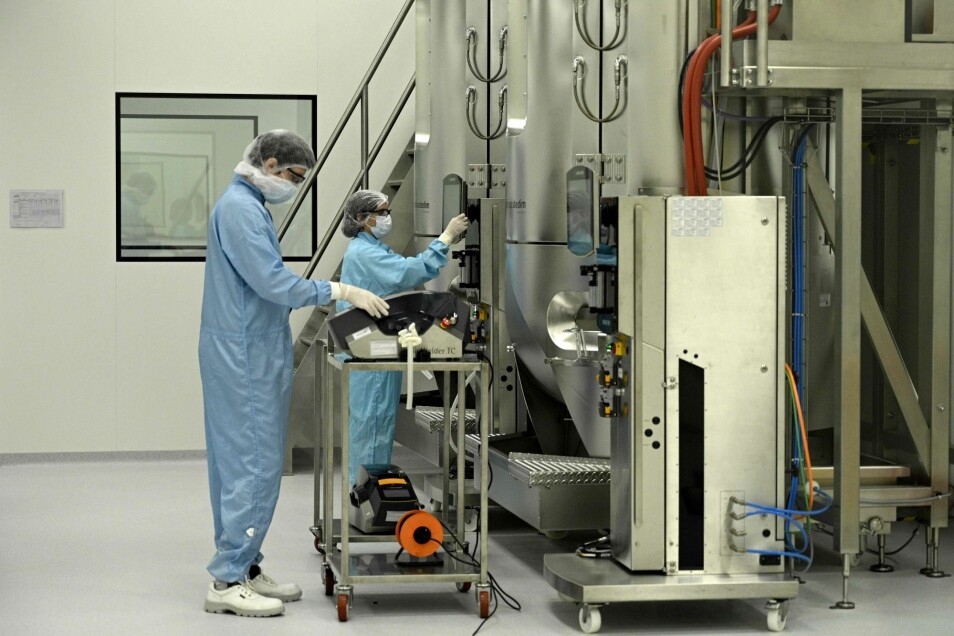 Ingeniører jobber ved et laboratorium i Argentina som står klar for å produsere covid-19-vaksinen utviklet ved Oxford University hvis den blir godkjent.