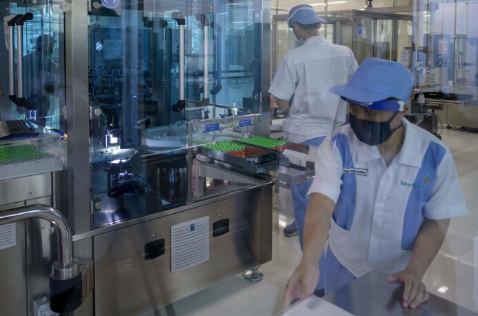 Ansatte ved et legemiddelfirma i Indonesia har sagt de har kapasitet til å produsere 250 millioner doser av en kinesiskutviklet covid-19-vaksine. 1600 frivillige indonesere er med på å teste ut vaksinen. Ansatte ved et legemiddelfirma i Indonesia har sagt de har kapasitet til å produsere 250 millioner doser av en kinesiskutviklet covid-19-vaksine. 1600 frivillige indonesere er med på å teste ut vaksinen.
