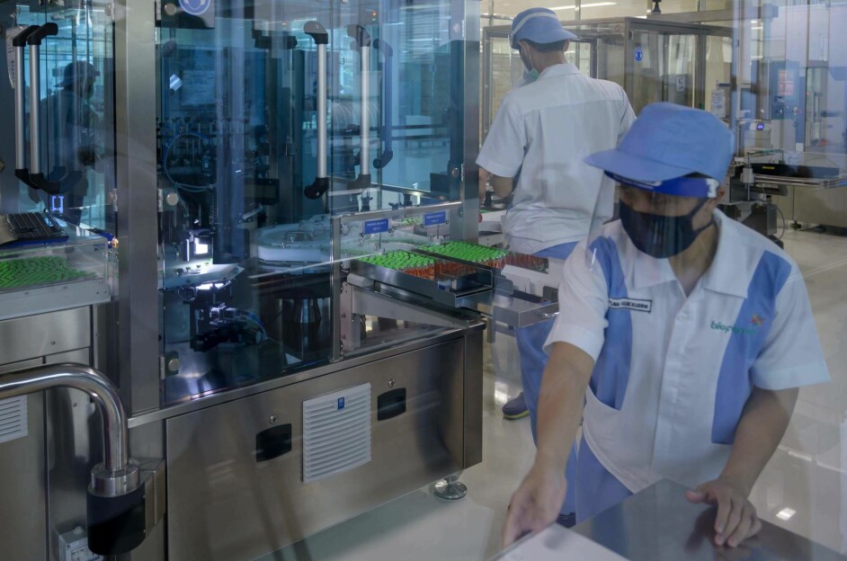 Ansatte ved et legemiddelfirma i Indonesia har sagt de har kapasitet til å produsere 250 millioner doser av en kinesiskutviklet covid-19-vaksine. 1600 frivillige indonesere er med på å teste ut vaksinen.