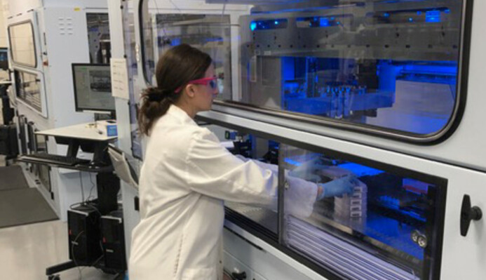 En ansatt ved Pfizer sine laboratorier i staten New York jobber med å utvikle en RNA-vaksine mot koronaviruset. En ansatt ved Pfizer sine laboratorier i staten New York jobber med å utvikle en RNA-vaksine mot koronaviruset.
