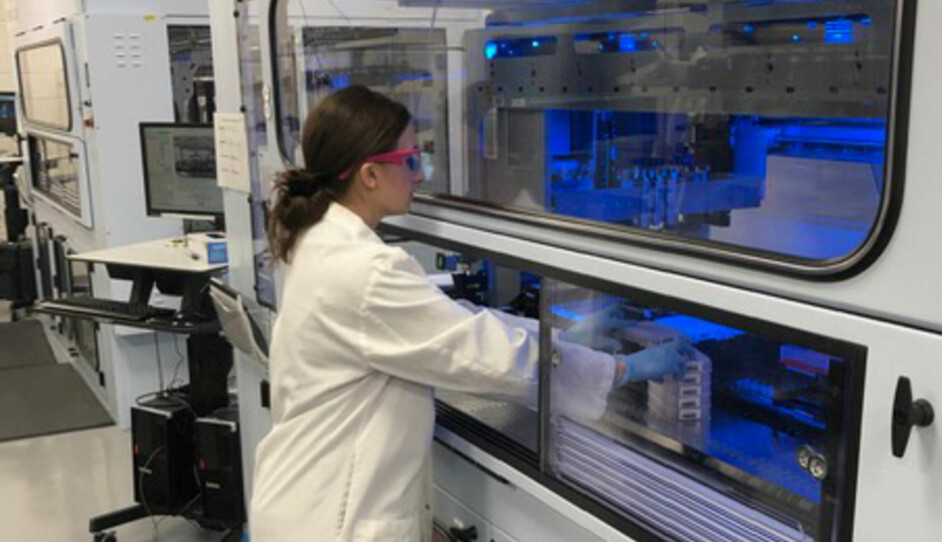 En ansatt ved Pfizer sine laboratorier i staten New York jobber med å utvikle en RNA-vaksine mot koronaviruset.